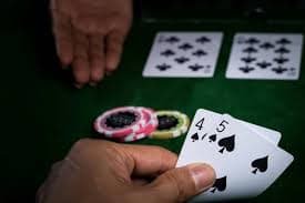 Người dùng Việt Nam chơi baccarat live casino trên điện thoại tại nhà